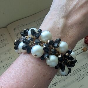 Elegant Black and White Pearl Bracelet